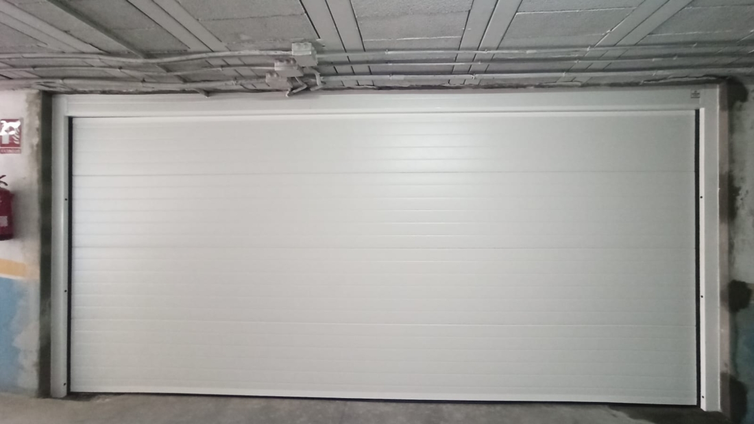 Cerramiento de plaza de garaje interior con puerta peatonal