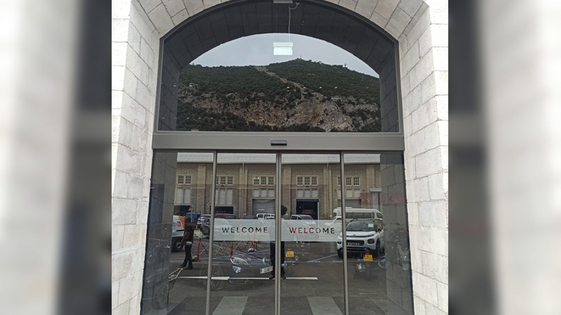 Intelsur-Trabajos_0000_Puerta-automatica-telescopicafijo-superior-montada-en-Gibraltar