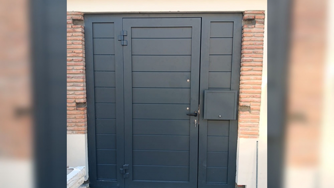 INTELSUR_0007_Residencial - Puerta de aluminio + 2 fijos laterales incluyendo buzón en uno de ellos