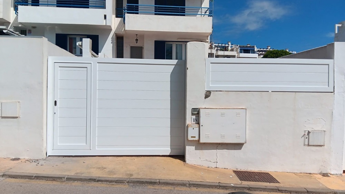 INTELSUR_0016_Residencial - Cancela corredera de aluminio con puerta peatonal inscrita + Valla lateral a juego