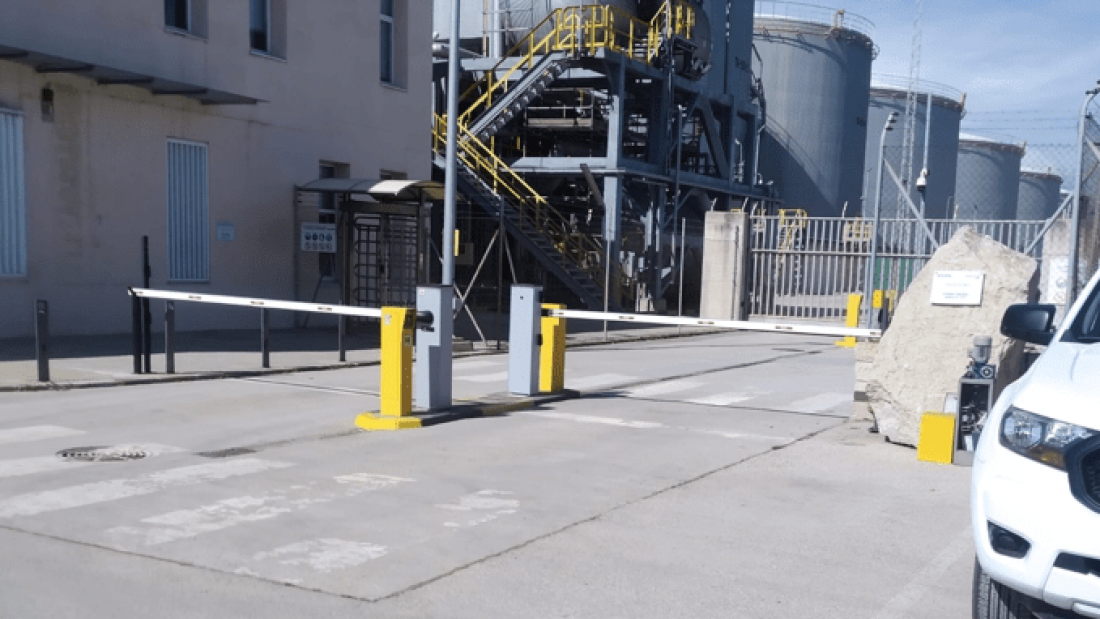 Barreras pivotantes automáticas de entrada a Planta Industrial
