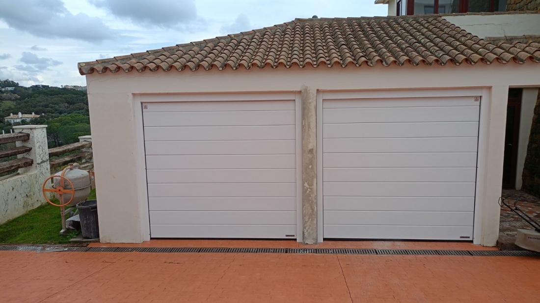 Puertas seccionales Hormann montadas en Sotogrande