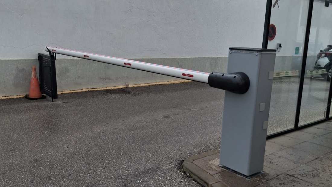 Barrera pivotante automática instalada en Algeciras