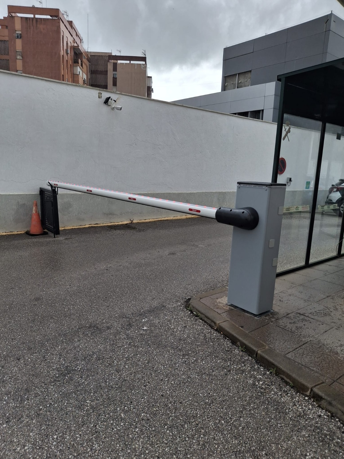 Barrera pivotante automática instalada en Algeciras