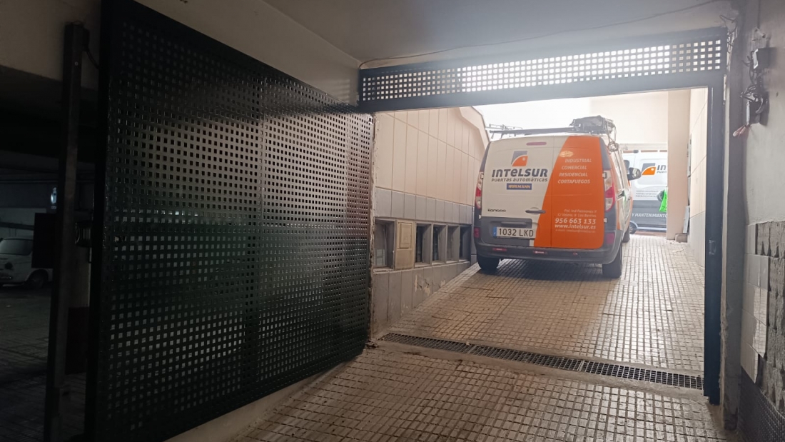 COMUNIDAD - Puerta batiente automática en chapa troquelada cuadrada.