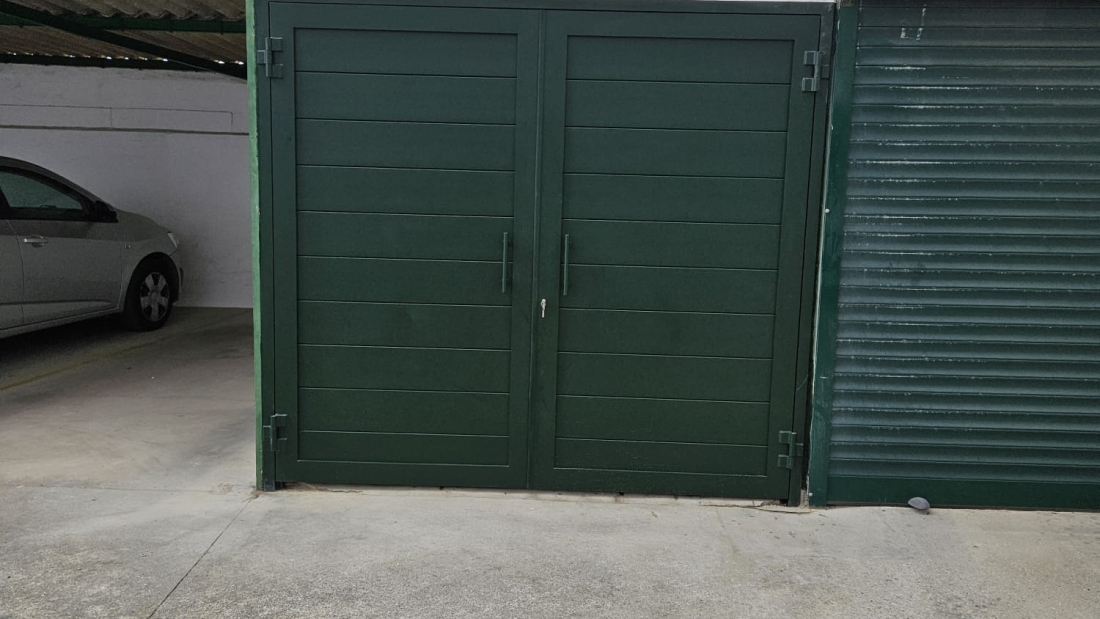 RESIDENCIAL - Cerramiento trastero con puerta batiente de aluminio de 2 hojas.