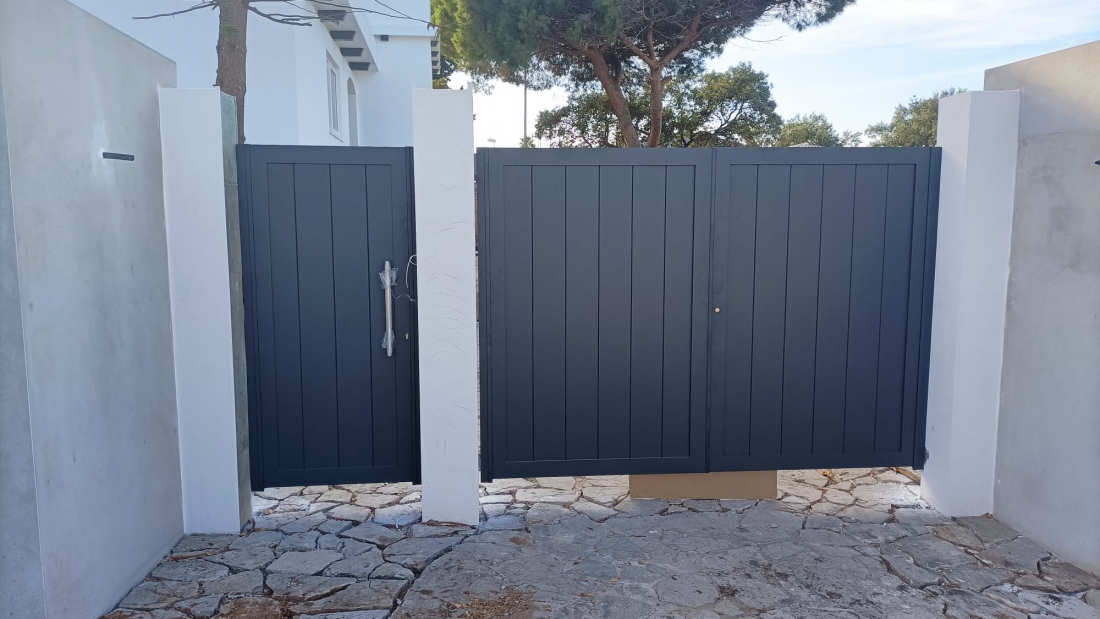 RESIDENCIAL - Conjunto Puerta batiente de 2 hojas automática + Puerta peatonal de aluminio (1)