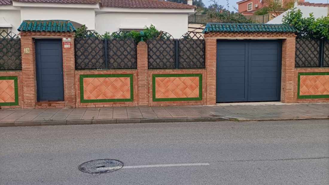 RESIDENCIAL - Conjunto Puerta batiente de 2 hojas automática + Puerta peatonal de aluminio (2)