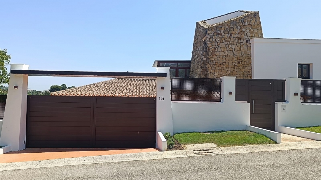 RESIDENCIAL - Conjunto formado por Puerta corredera automática de dos hojas + Puerta peatonal en aluminio