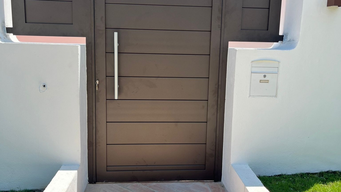 RESIDENCIAL - Puerta peatonal en aluminio + fijos laterales